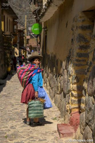 A ollantaytambo vendor on her way to sell her wares
